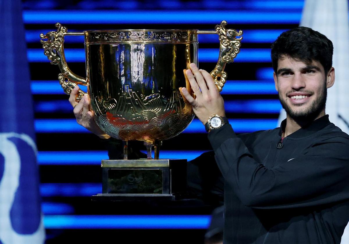 Carlos Alcaraz, con el trofeo conquistado en Pekín.