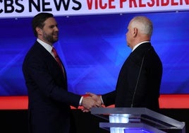 Ohio JD Vance y Tim Walz se saludan durante su debate de guante blanco.