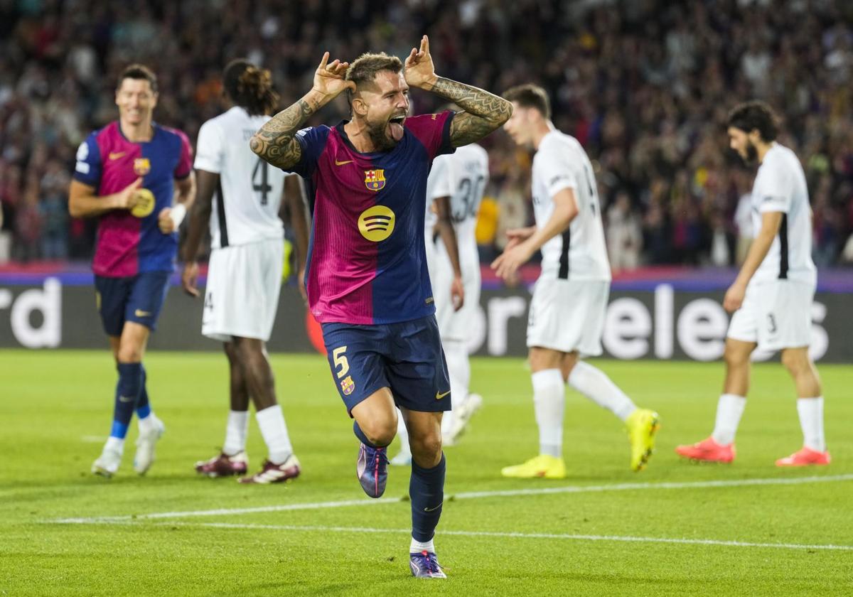 Iñigo Martínez celebra el tercer gol del Barça ante el Young Boys