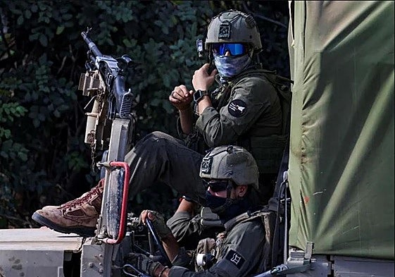 Solddos israelíen en una aldea libanesa.