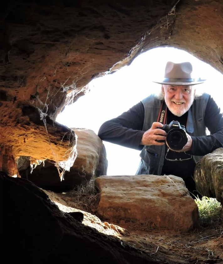 Imagen secundaria 2 - De arriba abajo: Eugenio graba en un bosque navarro a un maderista preparando las tablillas de haya para la construcción de un tejado. Hilario Artigas prepara una caseta de carbonero en Agüero (Huesca) y un retrato del autor de '100 oficios para el recuerdo'.