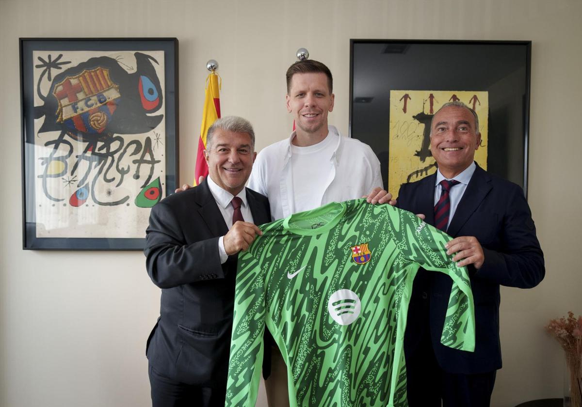 Wojciech Szczesny, junto a Joan Laporta y Rafael Yuste.