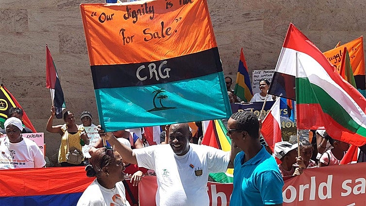 El Reino Unido renuncia a su última colonia en África a cambio de mantener una base militar