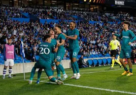 Los jugadores del Anderlecht celebran el gol de la victoria ante la Real, de Theo Leoni (2i).