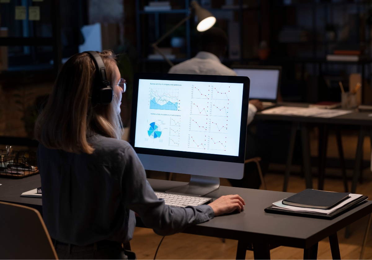 Mujer utilizando el monitor para trabajar