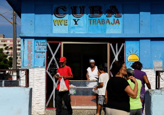 La gente compra pan en una panadería tras el anuncio del gobierno cubano de que se había quedado sin harina de trigo y, por lo tanto, estaba reduciendo en una cuarta parte el peso de su ración subsidiada de pan diario.