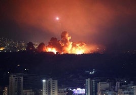 Un edificio arde horas despúes del bombardeo.