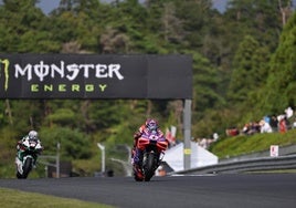 Jorge Martín, por delante de Johann Zarco, en el circuito de Motegi.