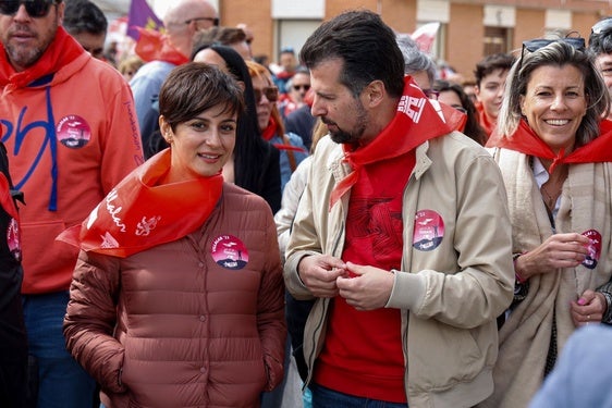 El secretario de los socialistas castellanoleoneses, Luis Tudanca (derecha), junto a la ministra de Vivienda, Isabel Rodríguez, en un acto regional del partido.