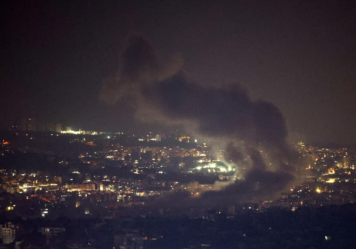 Una densa columna de humo se eleva sobre Beirut tras ua explosión