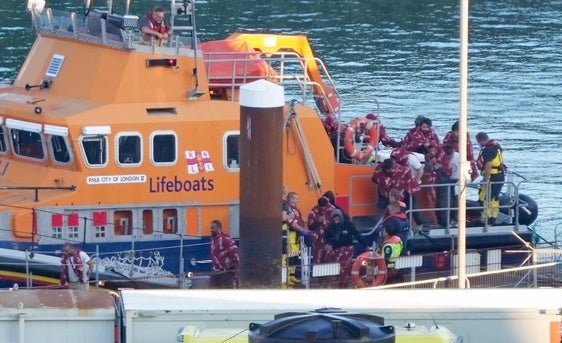 Un barco guardacostas desembarca en Dover a algunos de los migrantes rescatados en el canal de la Mancha.