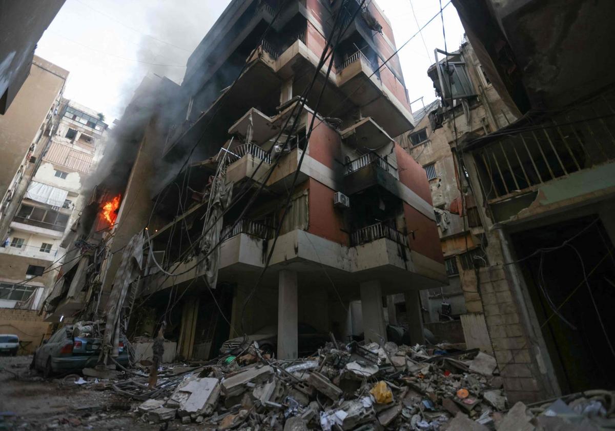 Un edificio en Beirut destrozado por una bomba.