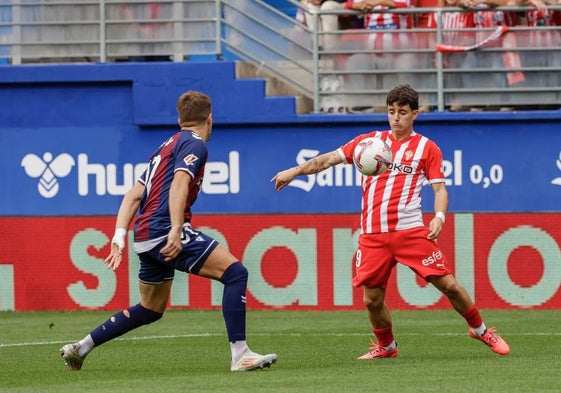 El Sporting sigue en forma y vence al Eibar en Ipurua