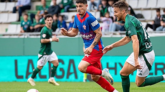 El Racing de Ferrol logra su primera victoria de la temporada al imponerse al Elche