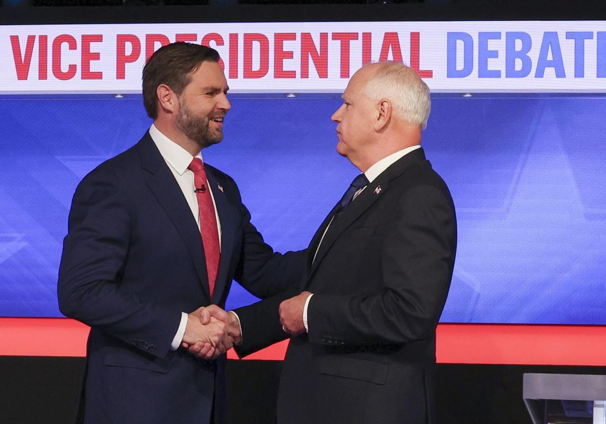 El republicano J. D. Vance saluda al demócrata Tim Walz a la conclusión del debate electoral entre ambos.