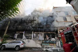 El fuego todavía devora este domingo algunos edificios bombardeados de Beirut.