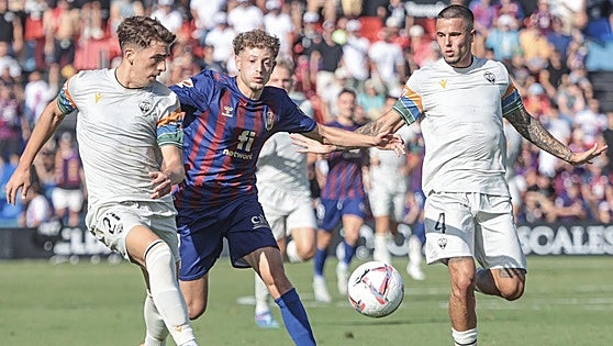 El Castellón asalta Elda, en un partido con cinco goles en la primera mitad