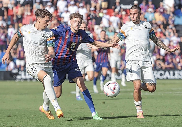 El Castellón asalta Elda, en un partido con cinco goles en la primera mitad