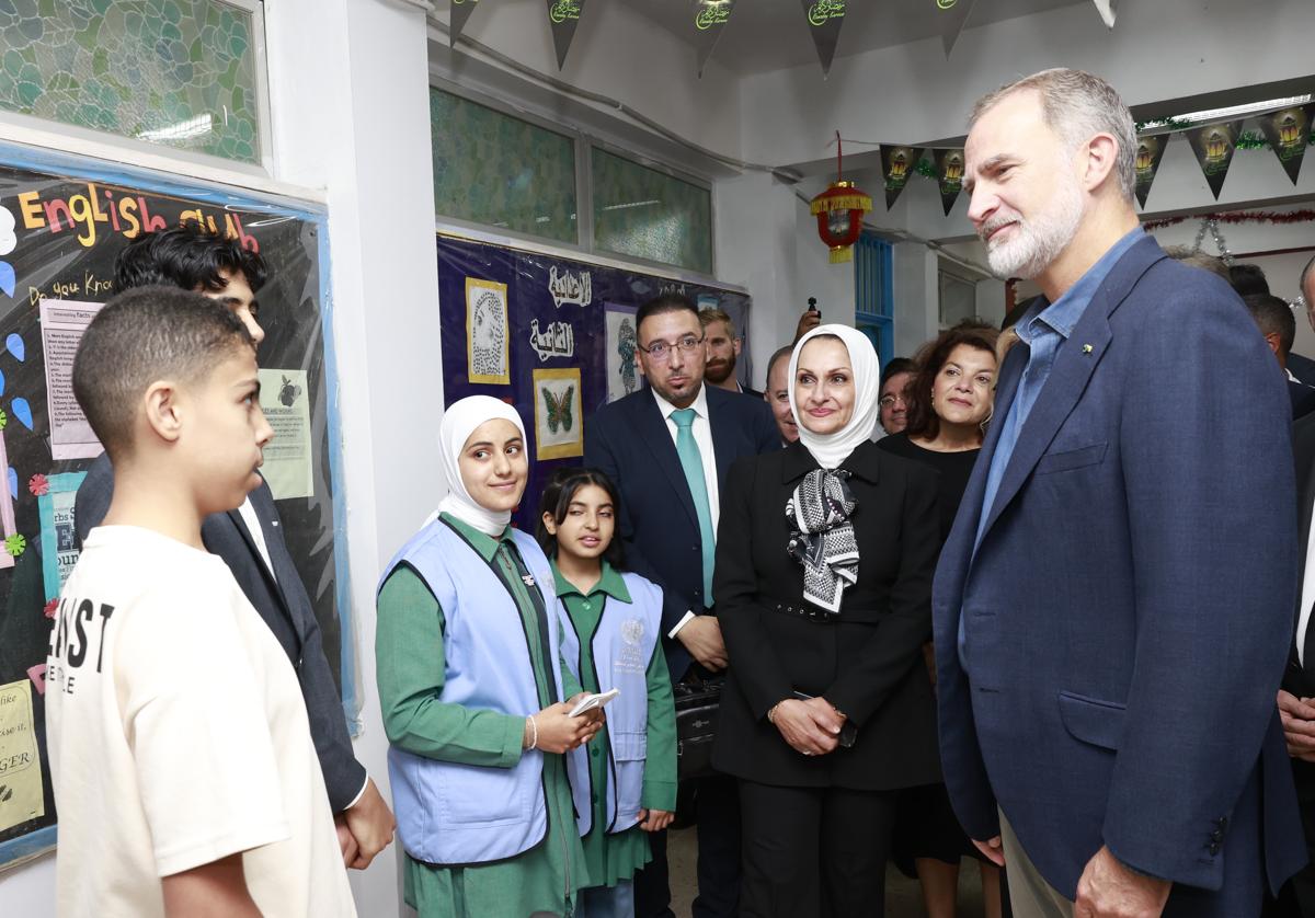 El rey visita el campo de refugiado palestinos de Baqa'a, en Jordanoa.