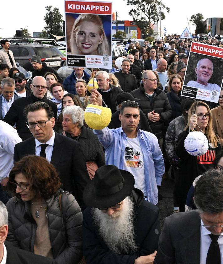 Imagen secundaria 2 - Comunidades israelís han homenajeado a las víctimas y pedido el rescate de los rehenes secuestrados en París, Burdeos y Sydney