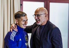 Bryan Zaragoza, llamado ante la plaga de lesiones en la selección, junto a Luis de la Fuente.