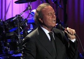 Julio Iglesias desmiente su retirada de la música con un airado comunicado