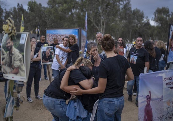 Familiares y amigos de las víctimas del 7 de octubre lloran desconsoladamente un año después del ataque de Hamás