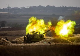 Un tanque israelí dispara sobre Gaza el 11 de octubre de 2023, cuatro días después del ataque de Hamás.