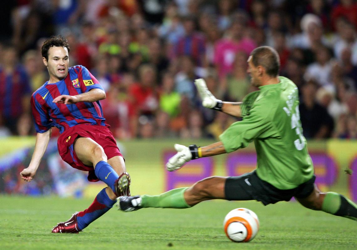 niesta, marcando un gol en el Camp Nou en la liga 2004/2005