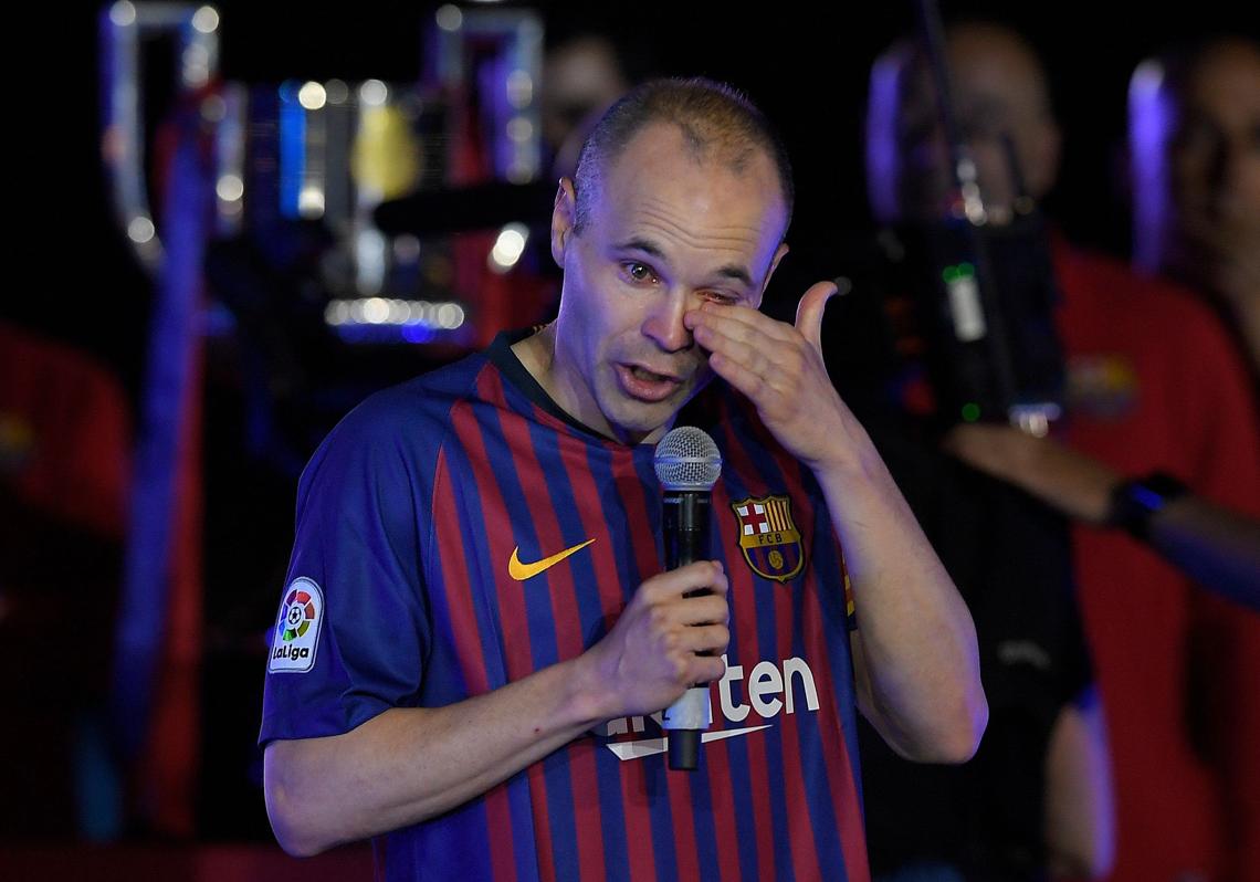 La despedida de Iniesta con el Barcelona llorando con todos los trofeos ganados con el club