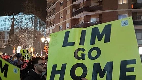 Dos aficionados del Valencia de luna de miel, retenidos en Singapur por manifestarse contra Peter Lim