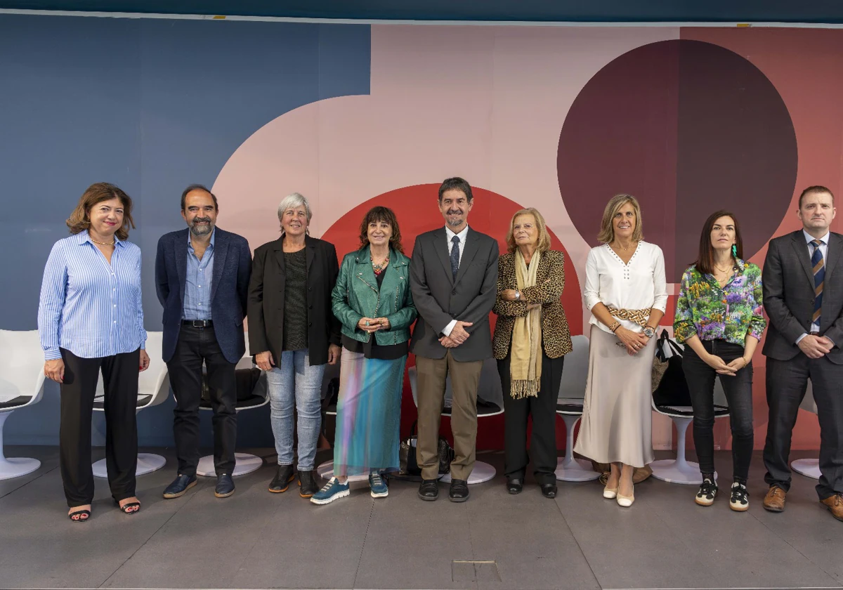 El secretario de Estado de Educación, Abelardo de la Rosa, entre la escritora Rosa Montero y la presidenta de Cedro, Carme Riera, junto a otros participantes en la presentación del segundo Observatorio de la Sostenibilidad de la Cultura Escrita.