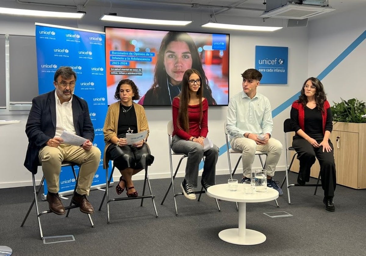 Los autores del estudio, responsables de Unicef y dos adolescentes, en la presentación, hoy, del trabajo.