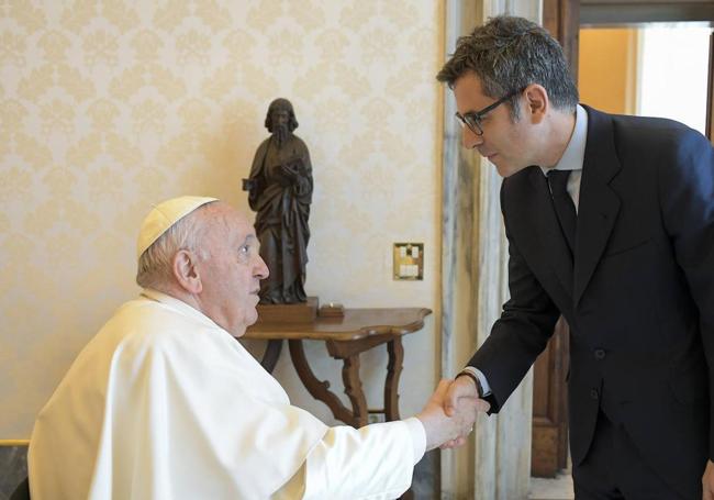 Félix Bolaños saluda al papa Francico.