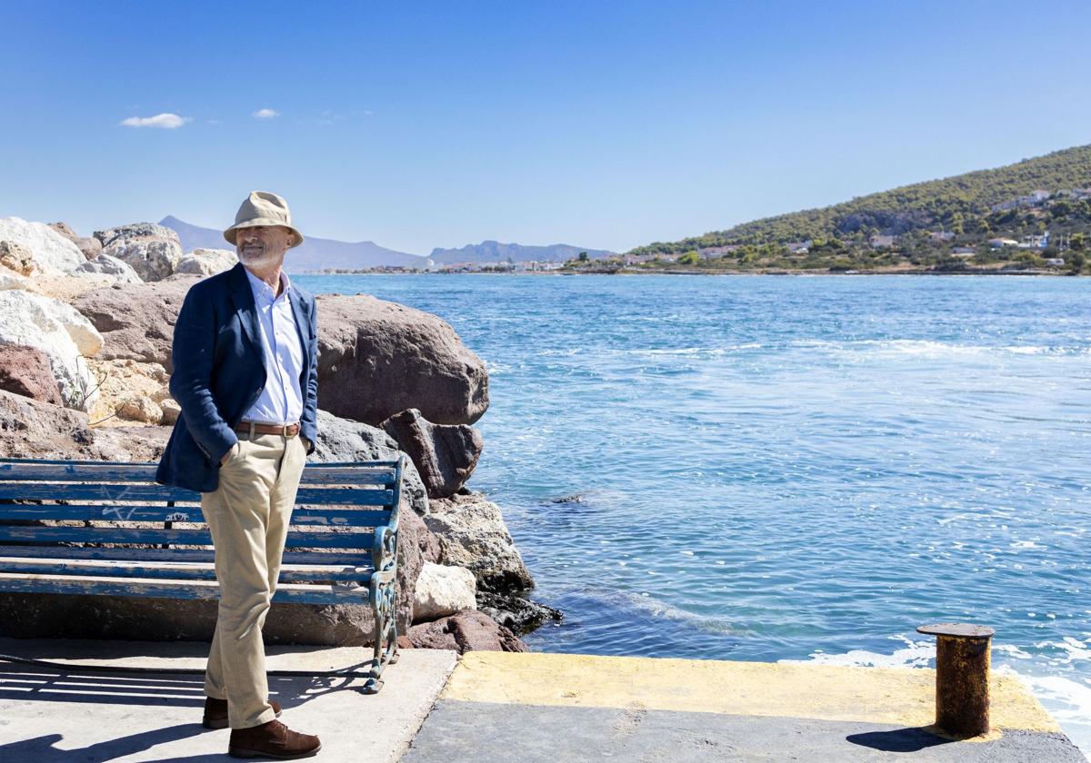 Arturo Pérez-Reverte en la isla griega de Agistri.