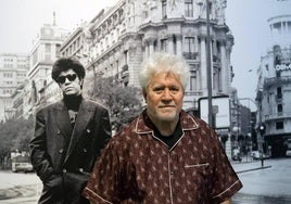 Pedro Almodóvar en la exposición junto a una foto suya de joven en el edificio Metrópolis, en la esquina de Alcalá y Gran Vía.