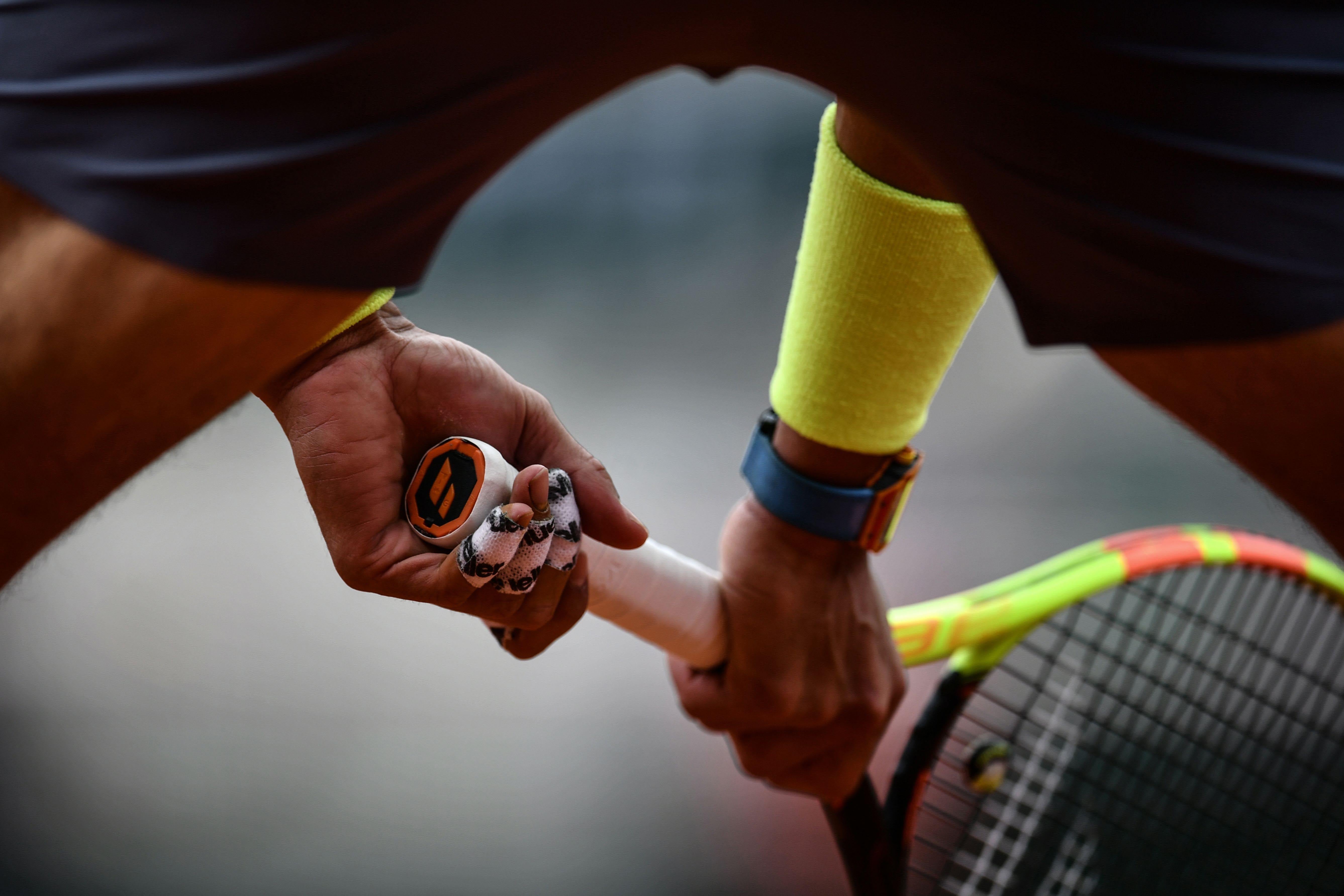 Rafa Nadal espera para devolver la pelota al austriaco Dominic Thiem durante la final de Roland Garros en 2019.