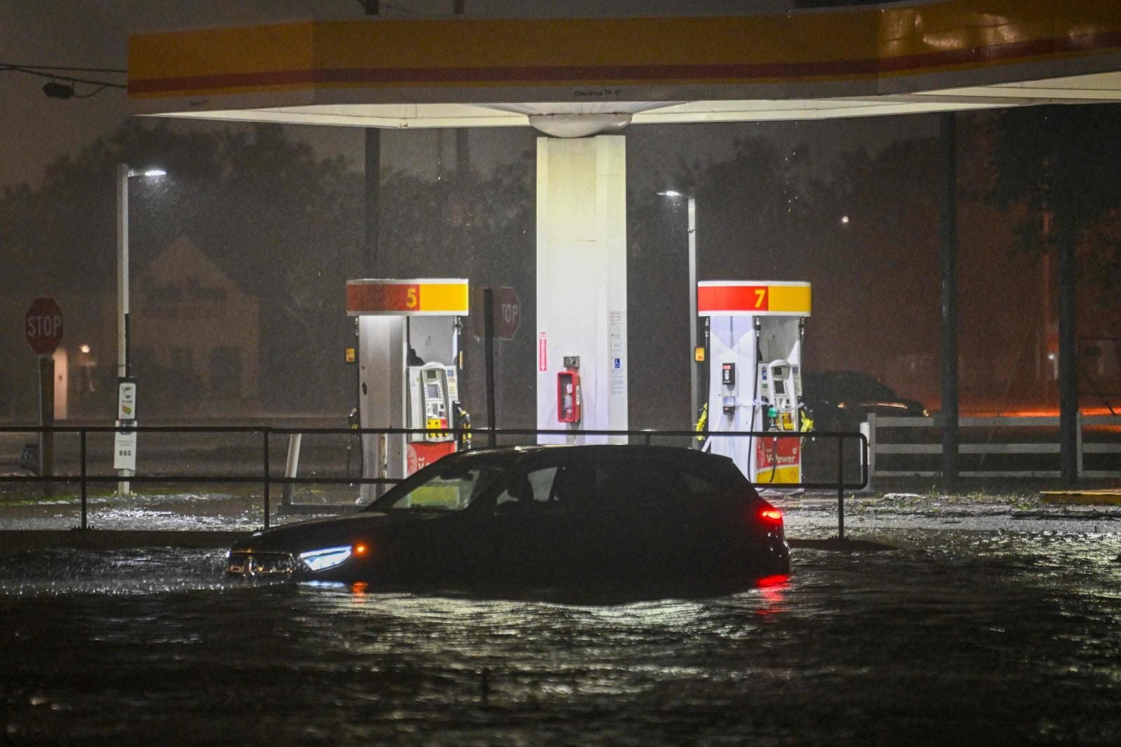 Un vehículo queda varado en una calle inundada después de que el huracán Milton tocara tierra en Brandon, Florida, el 9 de octubre de 2024.