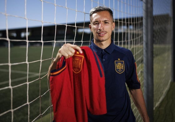 Bryan Zaragoza posa con la camiseta de España en la Ciudad del Fútbol.