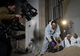 José Antonio Lorente, recogiendo los huesos de la catedral, durante el rodaje del documental.