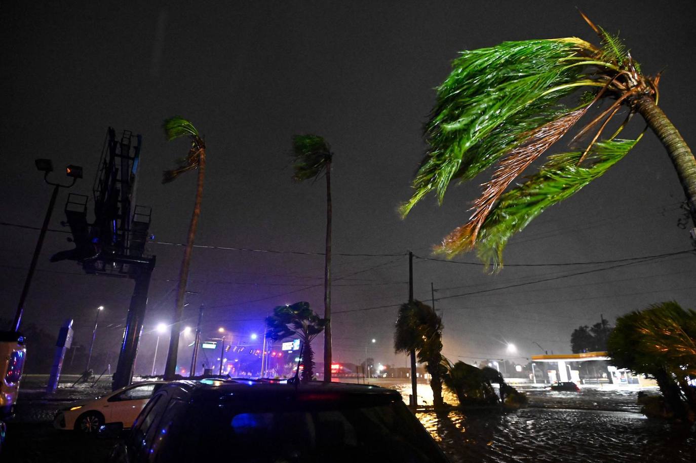 Las palmeras se doblan con el viento después de que el huracán Milton tocara tierra en Brandon, Florida, el 9 de octubre de 2024.