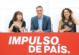 La presidenta del PSOE, Cristina Narbona, el presidente del Gobierno, Pedro Sánchez y la vicesecretaria general del PSOE, María Jesús Montero.