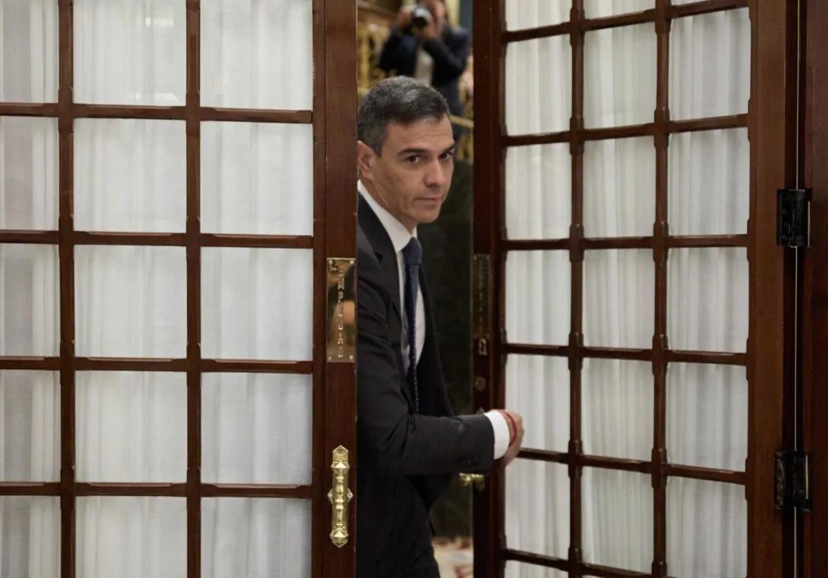 El presidente Pedro Sánchez saliendo del salón de plenos del Congreso.