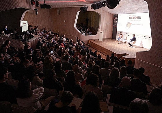 Lucía Zurdo, periodista de Vocento, entrevistó al presidente de la Confederación Española de Organizaciones Empresariales (CEOE), Antonio Garamendi