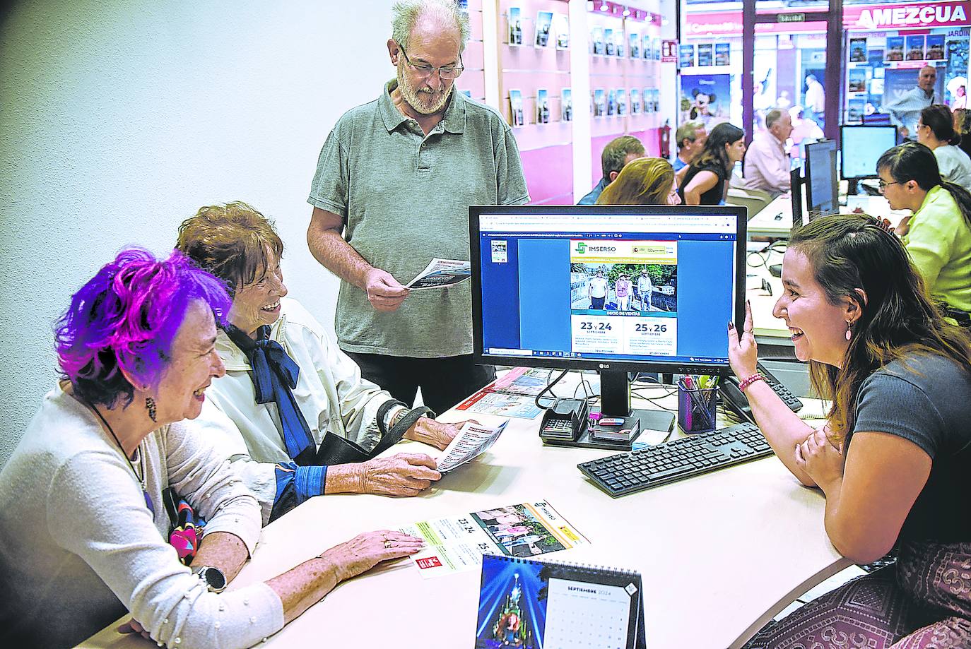 Ara Iturgaiz y Egui, su madre, contratan un viaje con el Imserso en una agencia.