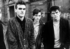 Morrisey y Johnny Marr, ambos en el centro, en una imagen de promoción de The Smiths.