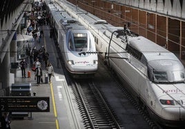 Trenes AVE entrando en la estación.