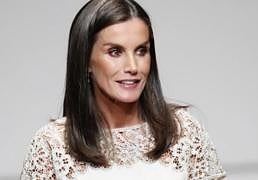Letizia acude a la entrega de los Premios Nacionales de Cultura con un elegante vestido blanco de encaje