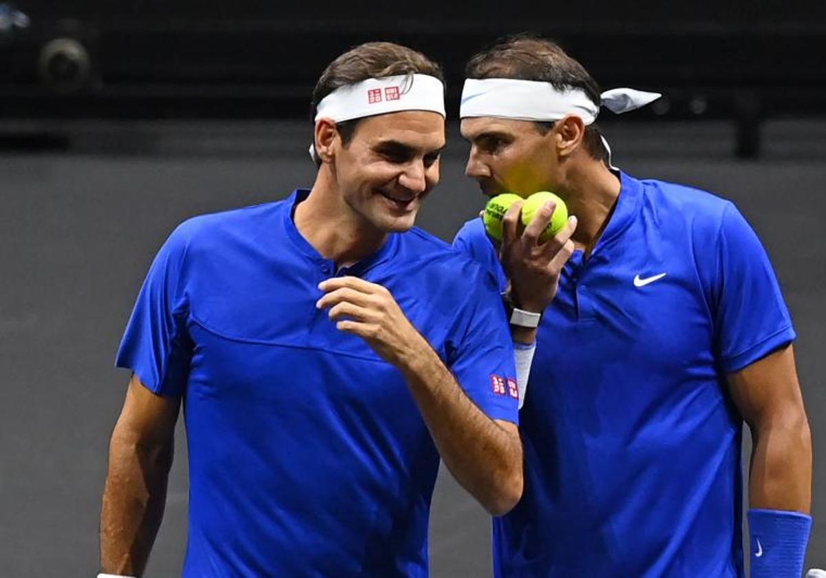 Roger Federer y Rafa Nadal conversan durante la despedida del helvético en 2022.