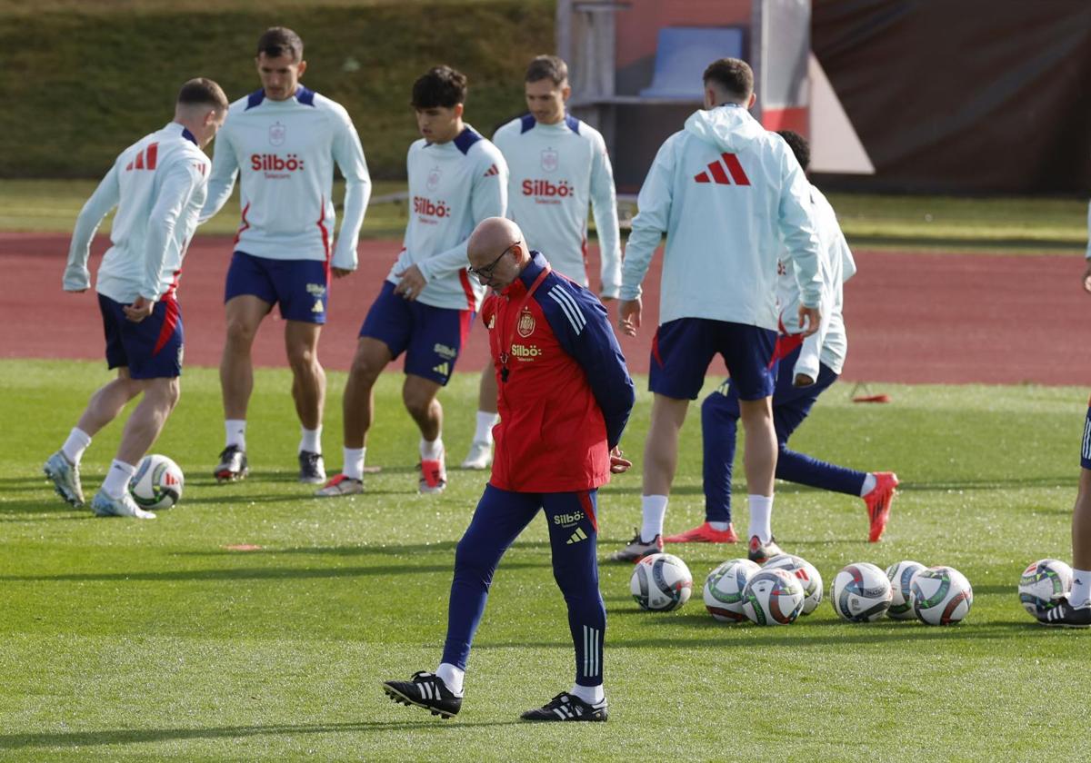 Luis de la Fuente, pensativo durante el último entrenamiento de España previo al duelo ante Dinamarca.